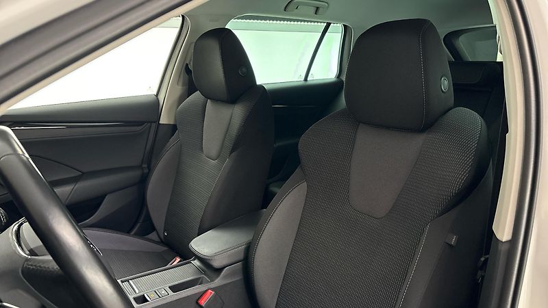 Škoda Octavia 2.0 TDI Ambition Combi - fotka 15 z 27