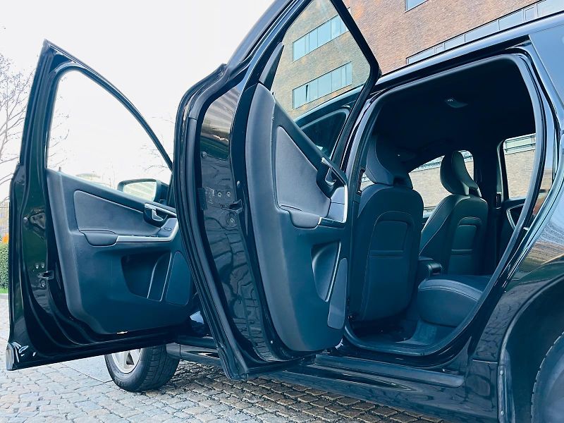 Volvo XC60 2.0D 5VÁLEC AUT TAŽNÉ VÝHŘEV - fotka 28 z 50