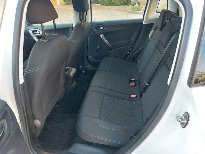 Peugeot 2008 (2015) 1,6VTi 88kw ČR 1.maj. - fotka 16 z 17