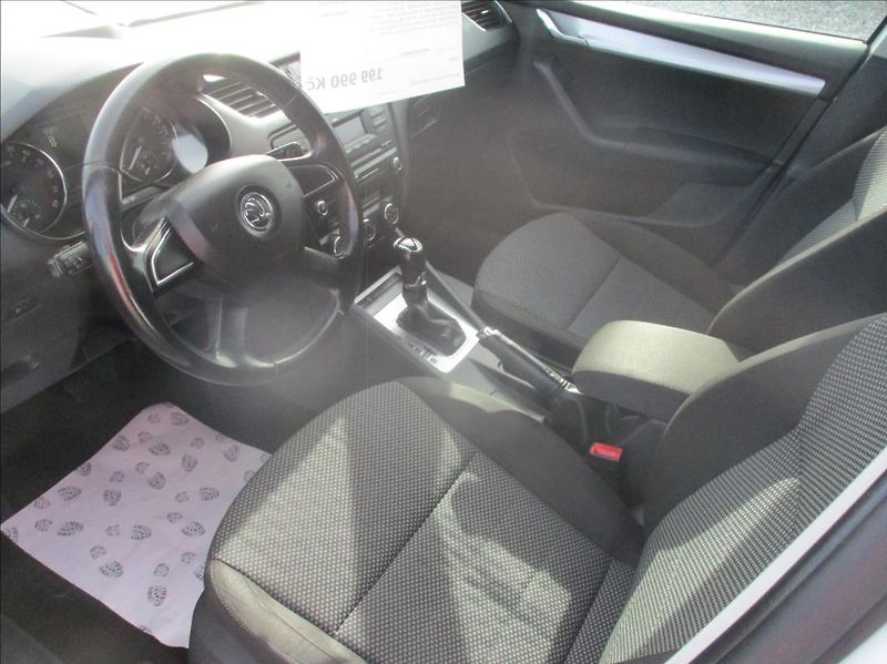 Škoda Octavia 1,6 TDI, DSG,tažné,serv.kniha, - fotka 17 z 44