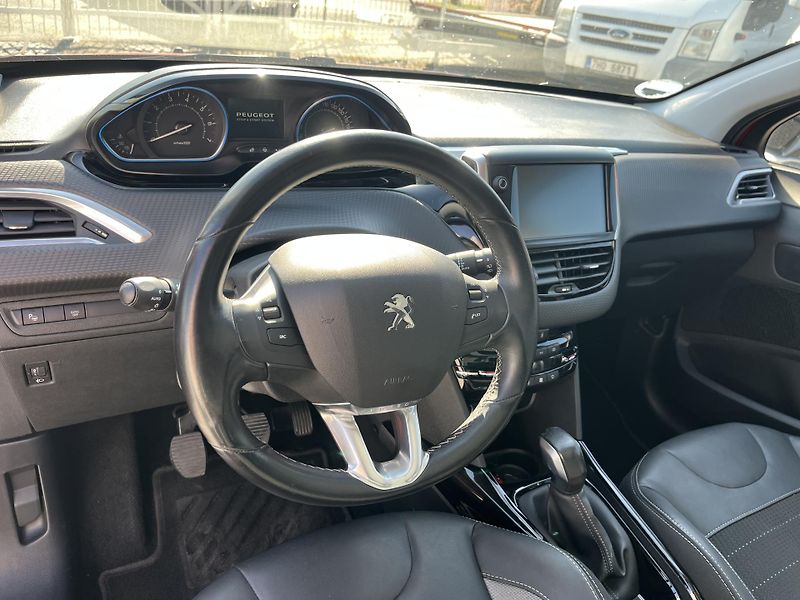Peugeot 2008 (2017) 1.2FTS 81Kw PureTech Tažné - fotka 19 z 33