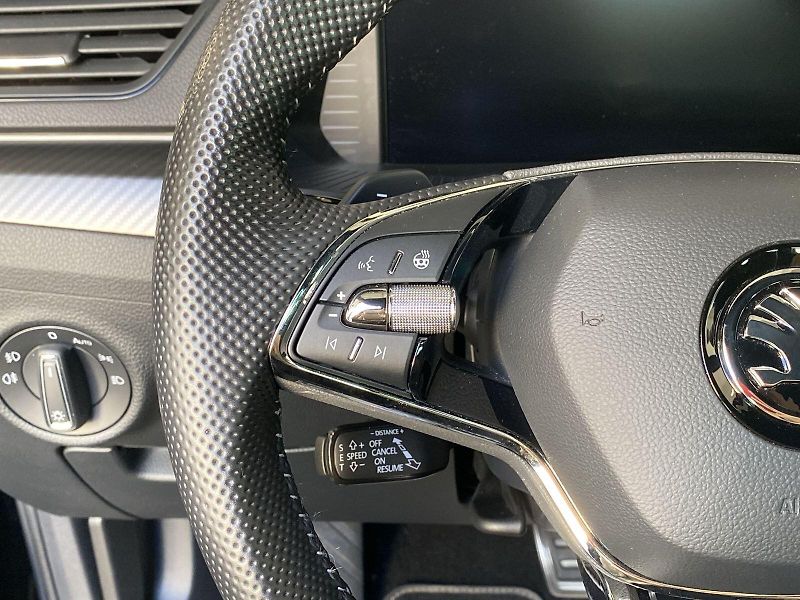 Škoda Superb (2022) 2.0 TDI 4x4 DSG Sportline - fotka 18 z 35
