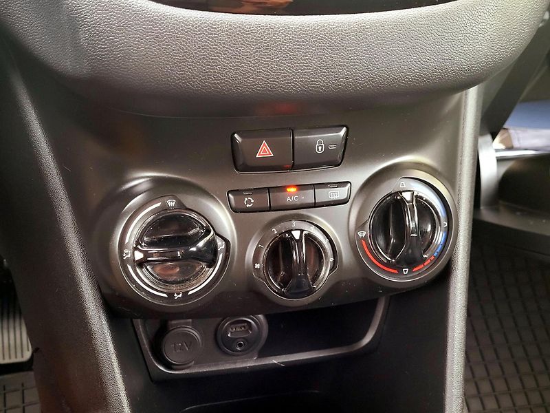 Peugeot 208 SERV.KNIHA,ČR,málo najeto    - fotka 30 z 41