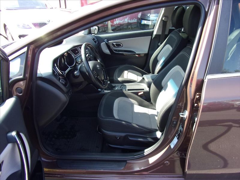 Kia Ceed 1,6 CRDi Exclusive SW - fotka 15 z 28