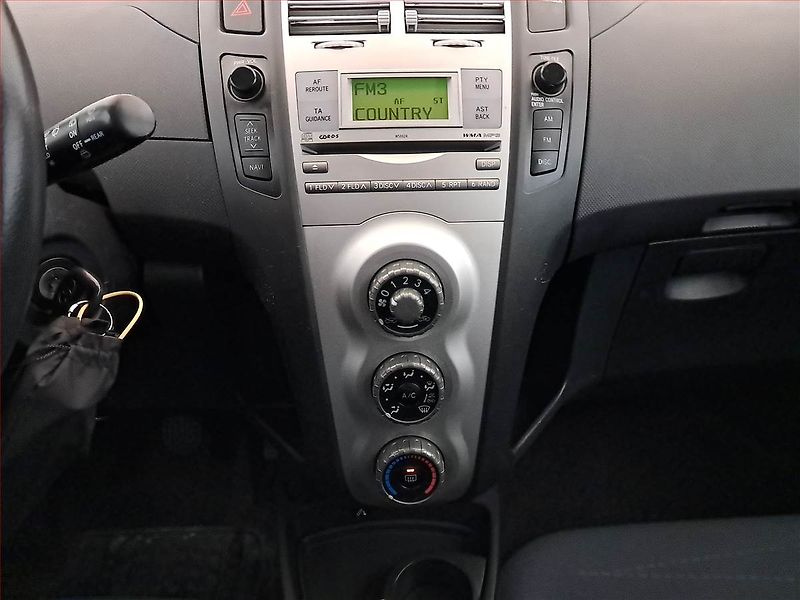 Toyota Yaris (2008) 1.0 VVT-i, po STK, servisované - fotka 12 z 16