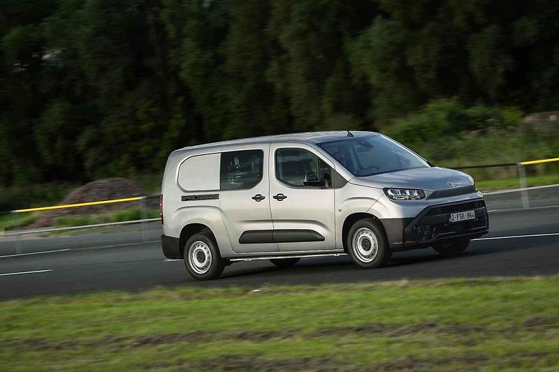 Také novou Toyotu Proace jsem mohl prověřit při jízdách v okolí Haagu