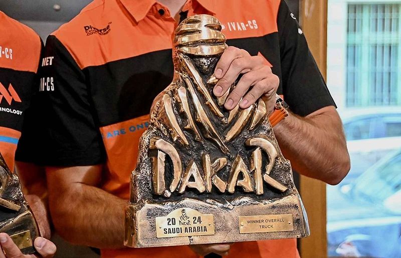 Martin Macík v posádce s Františkem Tomáškem a Davidem Švandou to dokázal. Navázal na legendárního Karla Lopraise a po třiadvaceti letech je dalším českým vítězem Rallye Dakar.