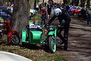 Kulatá světla, blýskající se chromy, brumlavé motory. Majitelům historických skvostů vyšla jejich první letošní projížďka na jedničku.