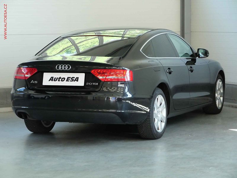 Audi A5 (2010) 2.0TDi, AC, park.čidla - fotka 4 z 16