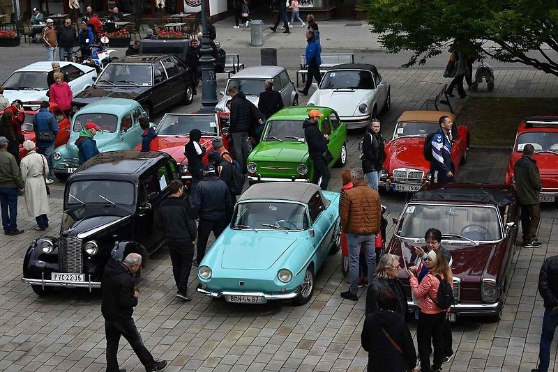 Tradiční sraz autoveteránistů na náměstí T. G. Masaryka v Prostějově. 18. května 2025