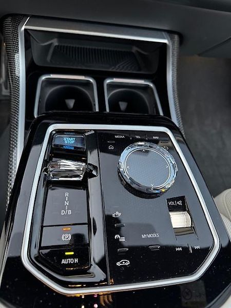 BMW i7 (2022) xDrive60 - fotka 14 z 14