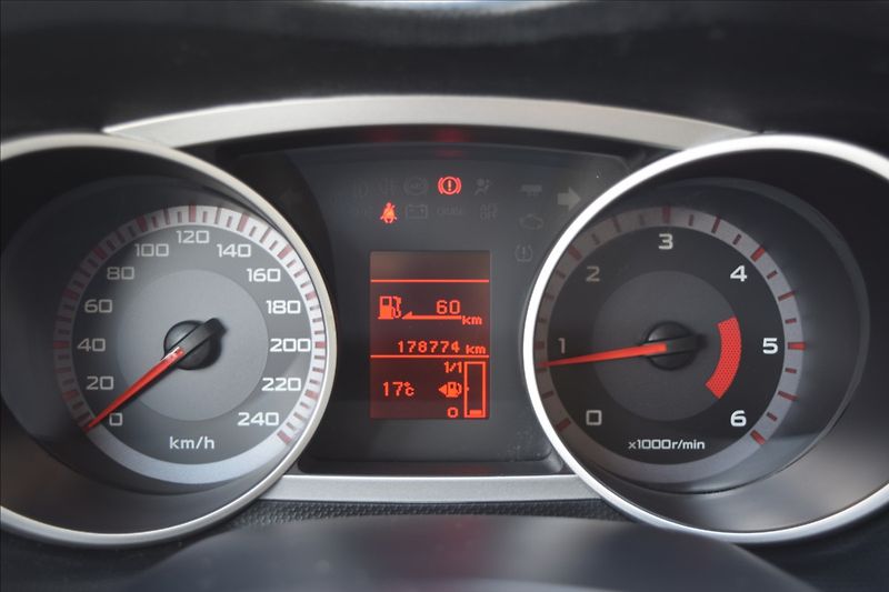 Mitsubishi Outlander 2,2 d 115KW TAŽNÉ 7MÍST 4X4 - fotka 40 z 51