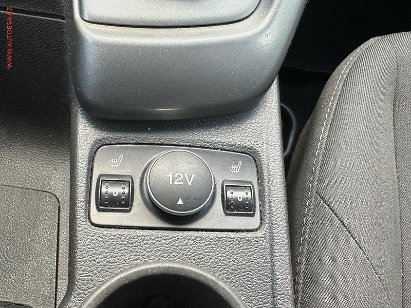 Ford Focus (2014) 1.6 TDCi, AC, výhřev sed - fotka 16 z 18