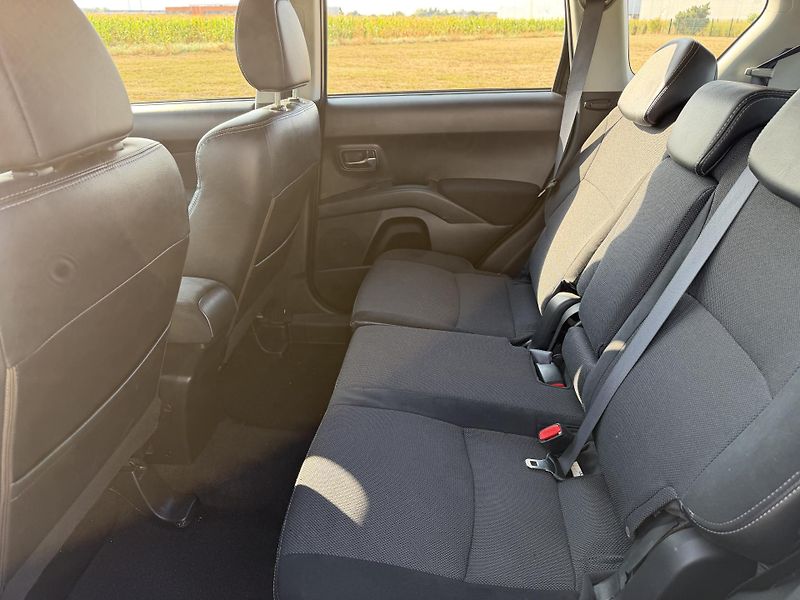 Citroën C-Crosser 2.2 HDI 4X4 MANUAL 7-MÍST ČR - fotka 24 z 34