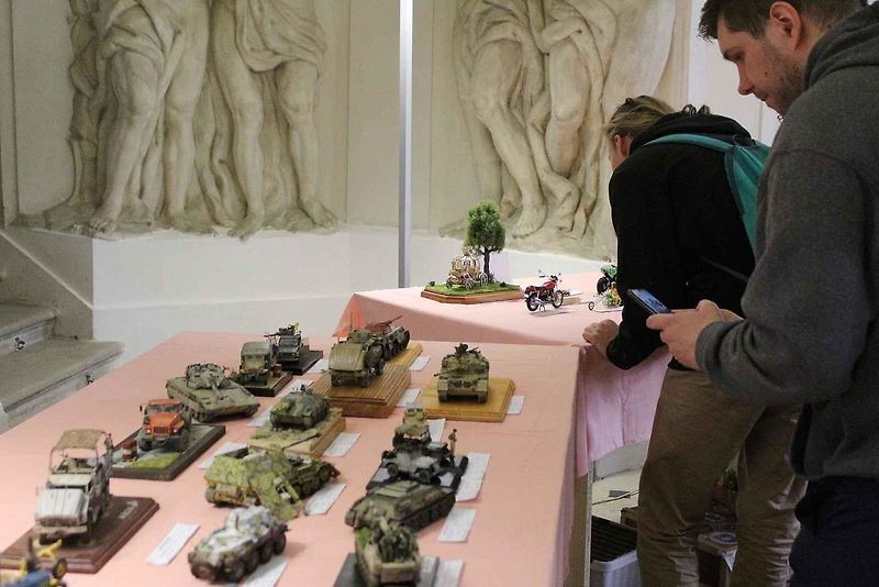 Již poosmé se sjeli plastikoví modeláři na zámek v Ploskovicích, aby zde představili své výtvory při výstavě a veřejné soutěži Litoměřický kalich. Na snímku je model londýnského Omnibusu.