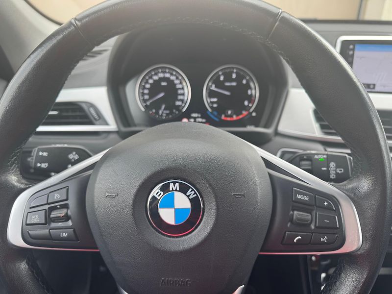 BMW X1 (2021) 18d X-DRIVE AT/8 X LINE ČR - fotka 13 z 30