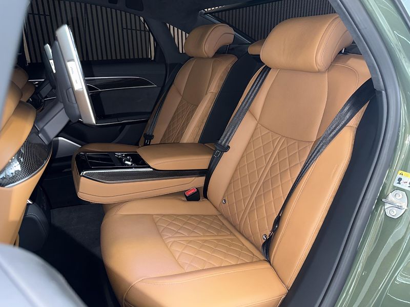 Audi S8 B&O-Adv. Carbon Matrix Pano TV - fotka 19 z 52