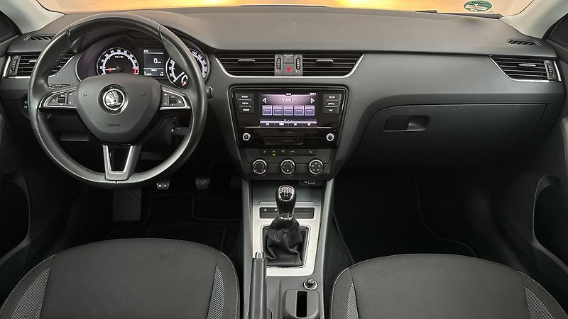Škoda Octavia 1.6 TDI Ambition Combi - fotka 8 z 23
