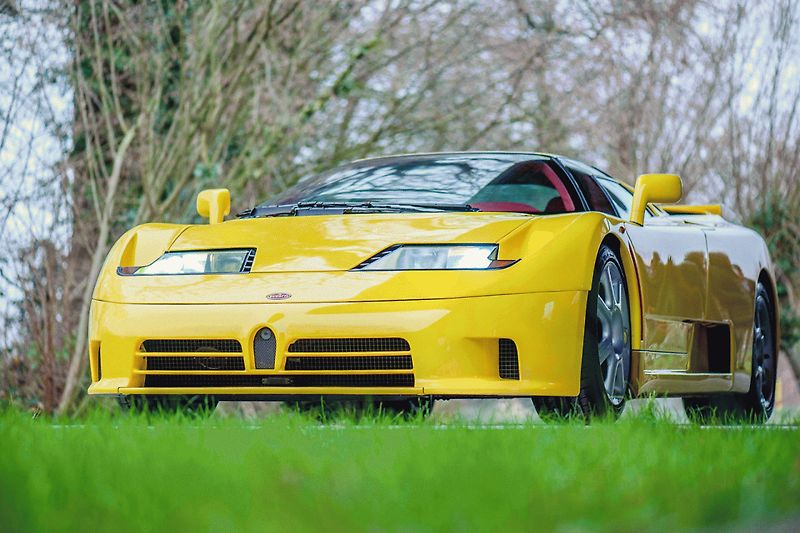 Schumacher si převzetí auta užil se zaměstnanci továrny.