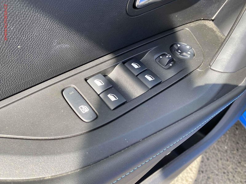 Peugeot 2008 (2021) 1.2 PT, Allure, AT, LED - fotka 13 z 18