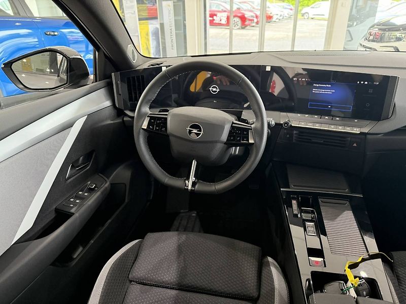 Opel Astra Edition ST 1.2 TURBO AUT (96kW - fotka 17 z 26