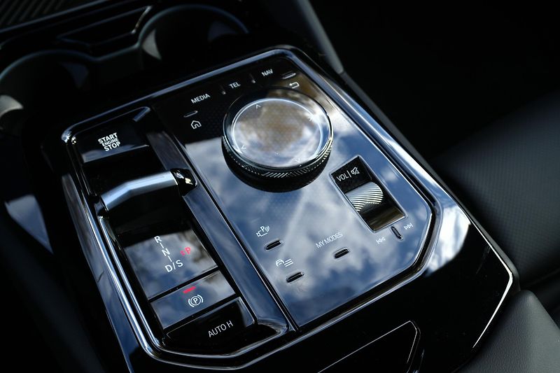 BMW Řada 5 540d, B&W, Ventilace, Webasto - fotka 15 z 36