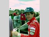 Dokument sleduje vývoj jeho života od roku 1984, kdy se stal jezdcem Formule 1, až do jeho předčasné smrti. Víte, o kom film je?
