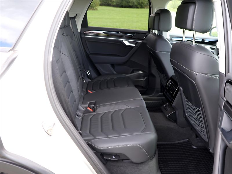 Volkswagen Touareg 3,0 TDI 170kW Limited Tiptroni - fotka 13 z 38