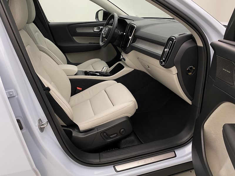 Volvo XC40 B4 DARK ULTRA AUT CZ - fotka 24 z 60
