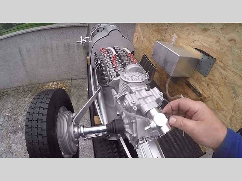 Funkční model motoru V16 v měřítku 1:3.