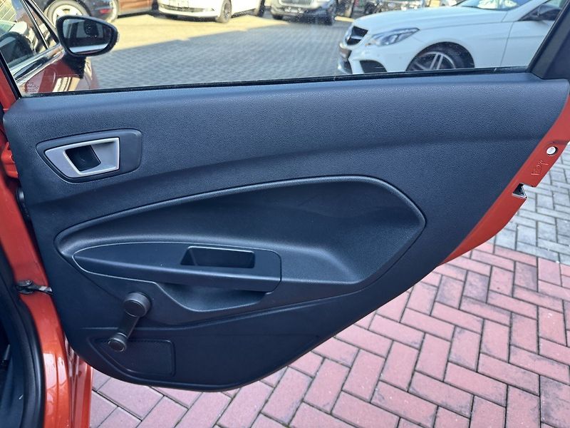 Ford Fiesta (2011) 1.6i Titanium Digi Klima WP - fotka 19 z 50