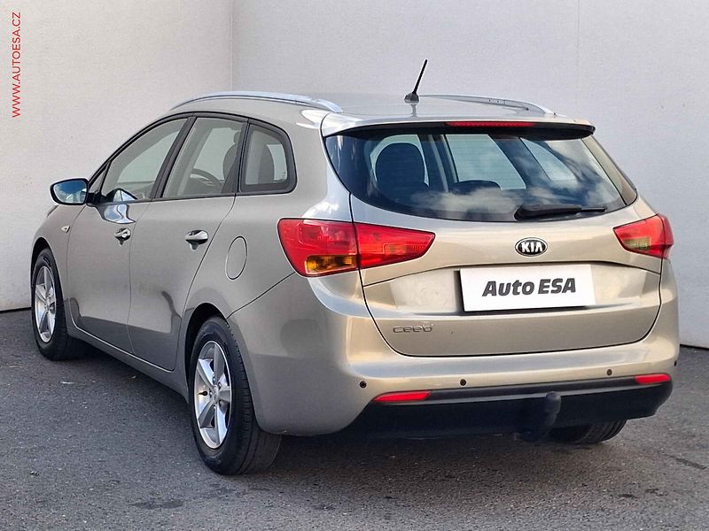 Kia Ceed (2013) 1.4 16V, 2.maj,ČR, AC, TZ - fotka 6 z 15