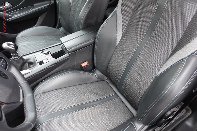 Peugeot 308 (2022) 1.2PT, ČR, Allure, LED - fotka 9 z 21