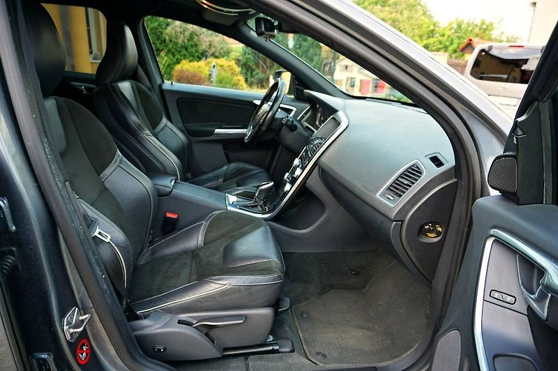 Volvo XC60 (2017) R-DESING 2,4 D4 140 kW - fotka 21 z 57
