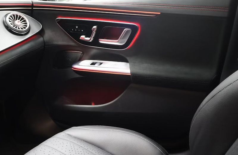 Mercedes-Benz EQE 350 AMG 4M Kamera Tažné BLIS  - fotka 22 z 23