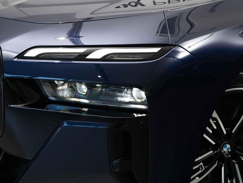 BMW Řada 7 750e xDrive - fotka 8 z 22