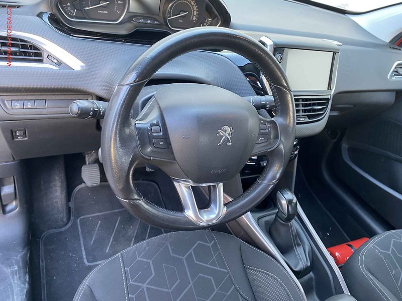 Peugeot 2008 (2015) 1.2PT, Style, navi - fotka 12 z 17
