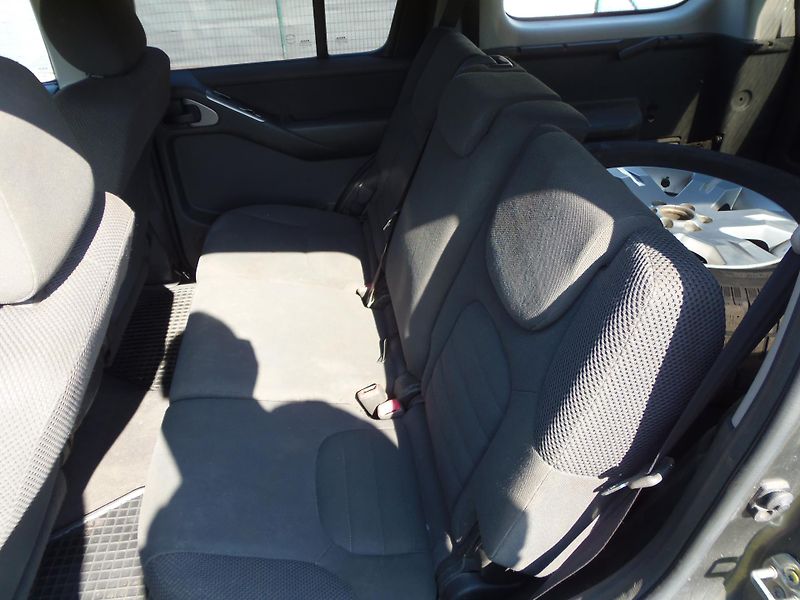 Nissan Pathfinder (2006) 2.5 DCi 4x4 manuál redukce  - fotka 11 z 23