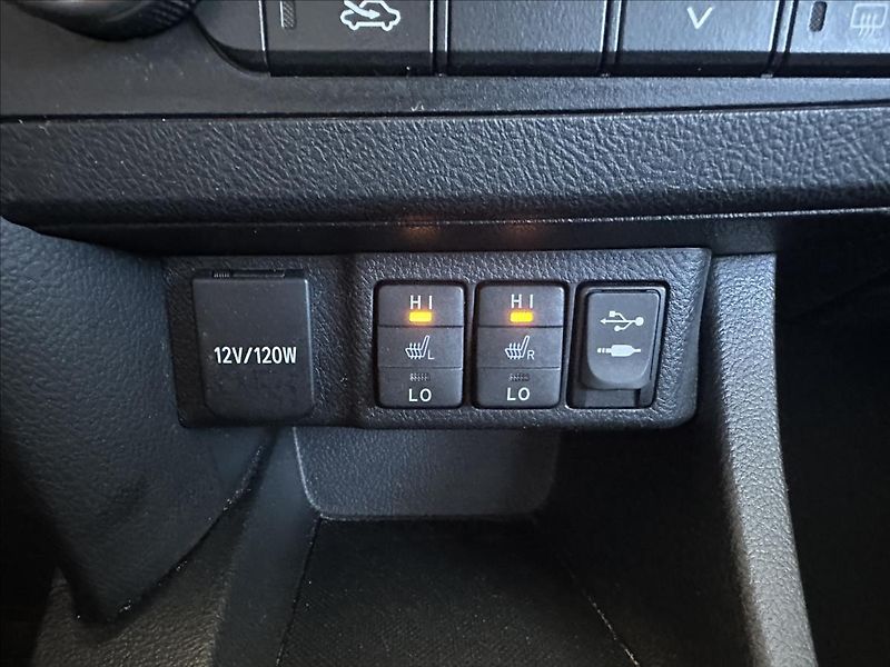 Toyota Auris 1,6 EXCLUSIVE TAŽNÉ - fotka 18 z 26