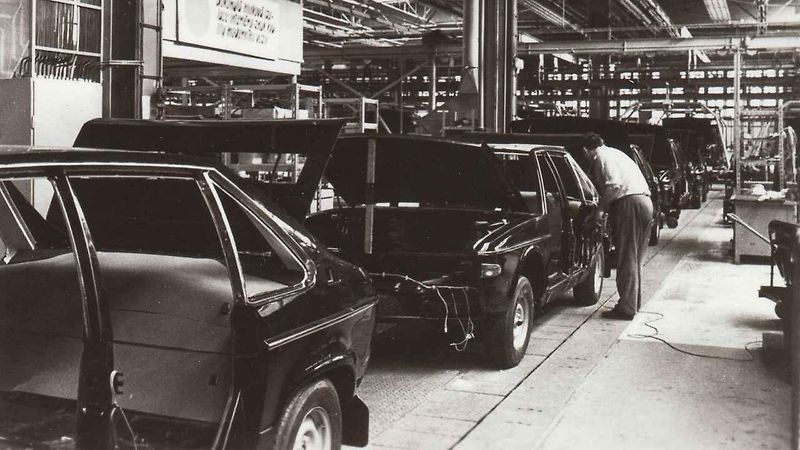 Tatra 603 před branou závodu Příbor