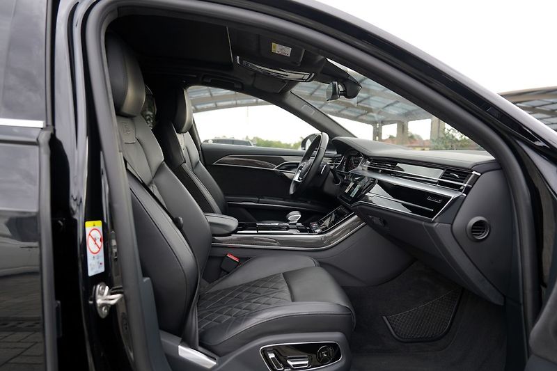 Audi S8 4.0 TFSI Quattro/B&O/Matrix/57 - fotka 30 z 48