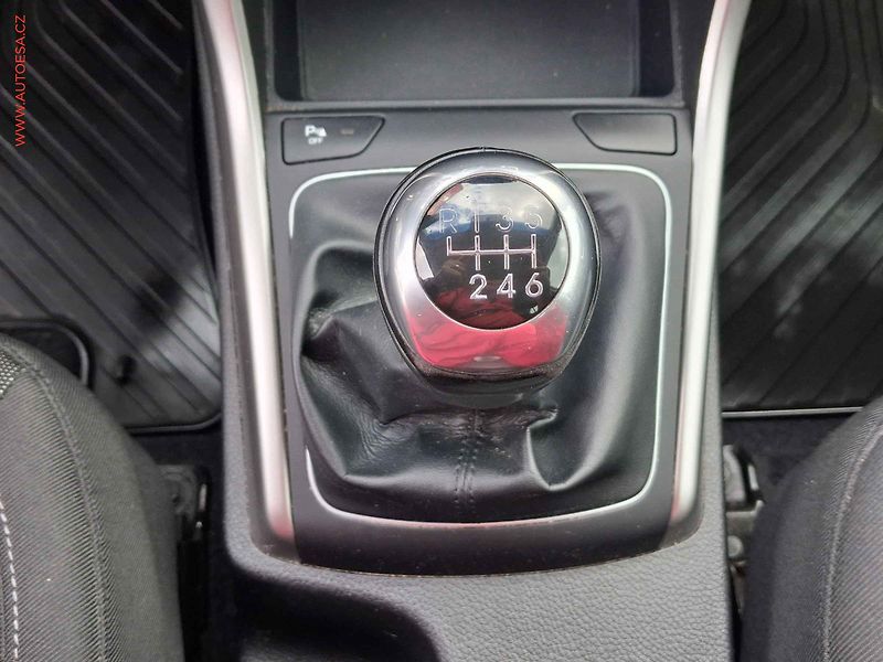 Hyundai i30 (2016) 1.6 CRDI, 2.maj,ČR, servis - fotka 15 z 19