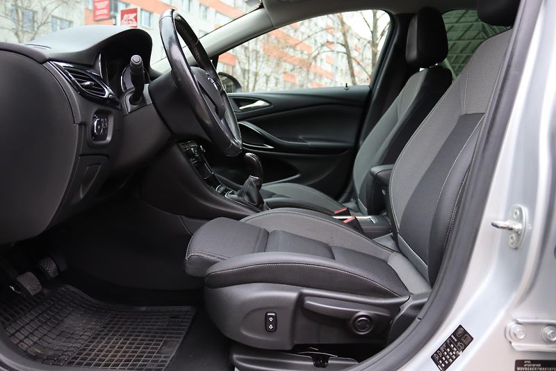 Opel Astra SPORTS TOURER+ 1.2 81kW - fotka 23 z 50