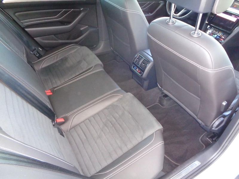 Volkswagen Passat 2.0 TDI DSG Elegance 110 kW - fotka 23 z 30
