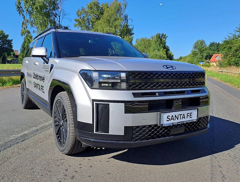 Hyundai Santa Fe (2025) 1,6 T-GDI HEV 6AT 4×4 MR25 - fotka 2 z 18