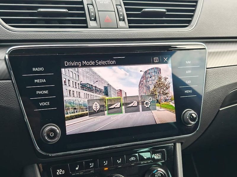 Škoda Superb SportLine 7DSG 2,0TDI - fotka 17 z 27