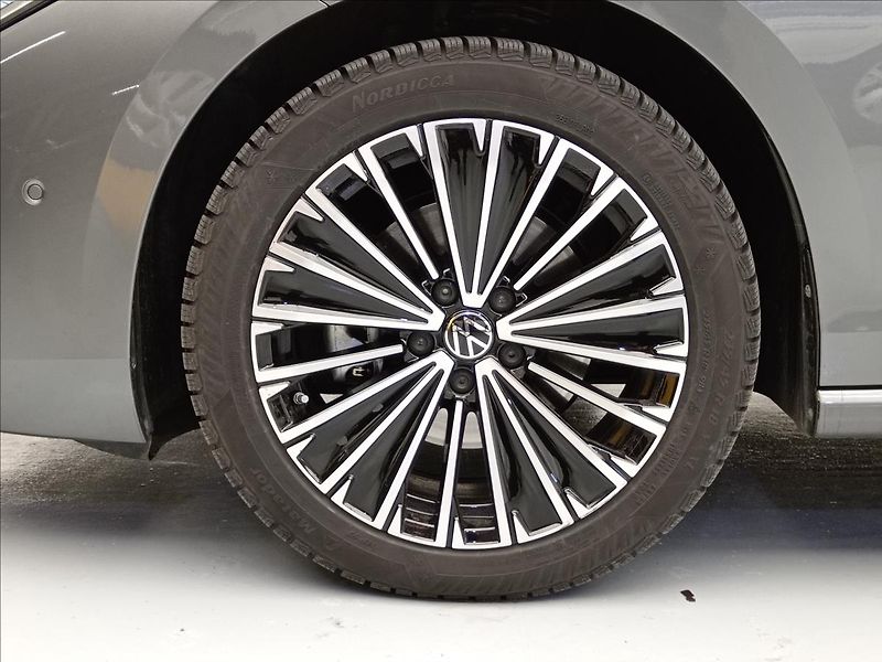Volkswagen Passat 2,0 Elegance  TDI - fotka 9 z 19