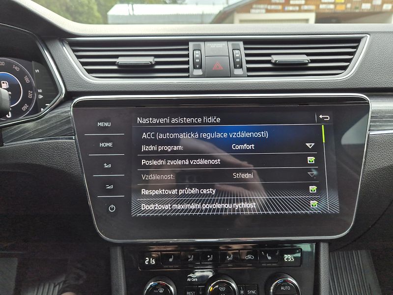 Škoda Superb Combi 2,0TDi 110kw DSG 17ALU - fotka 31 z 53