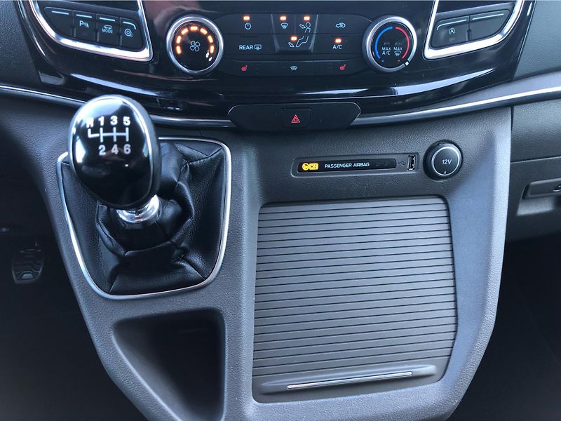 Ford Tourneo Custom 2.0 TDCi  8 Míst - fotka 21 z 26