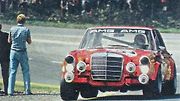 Mercedes-Benz AMG 300 SEL 6.8 „Rudá svině“.